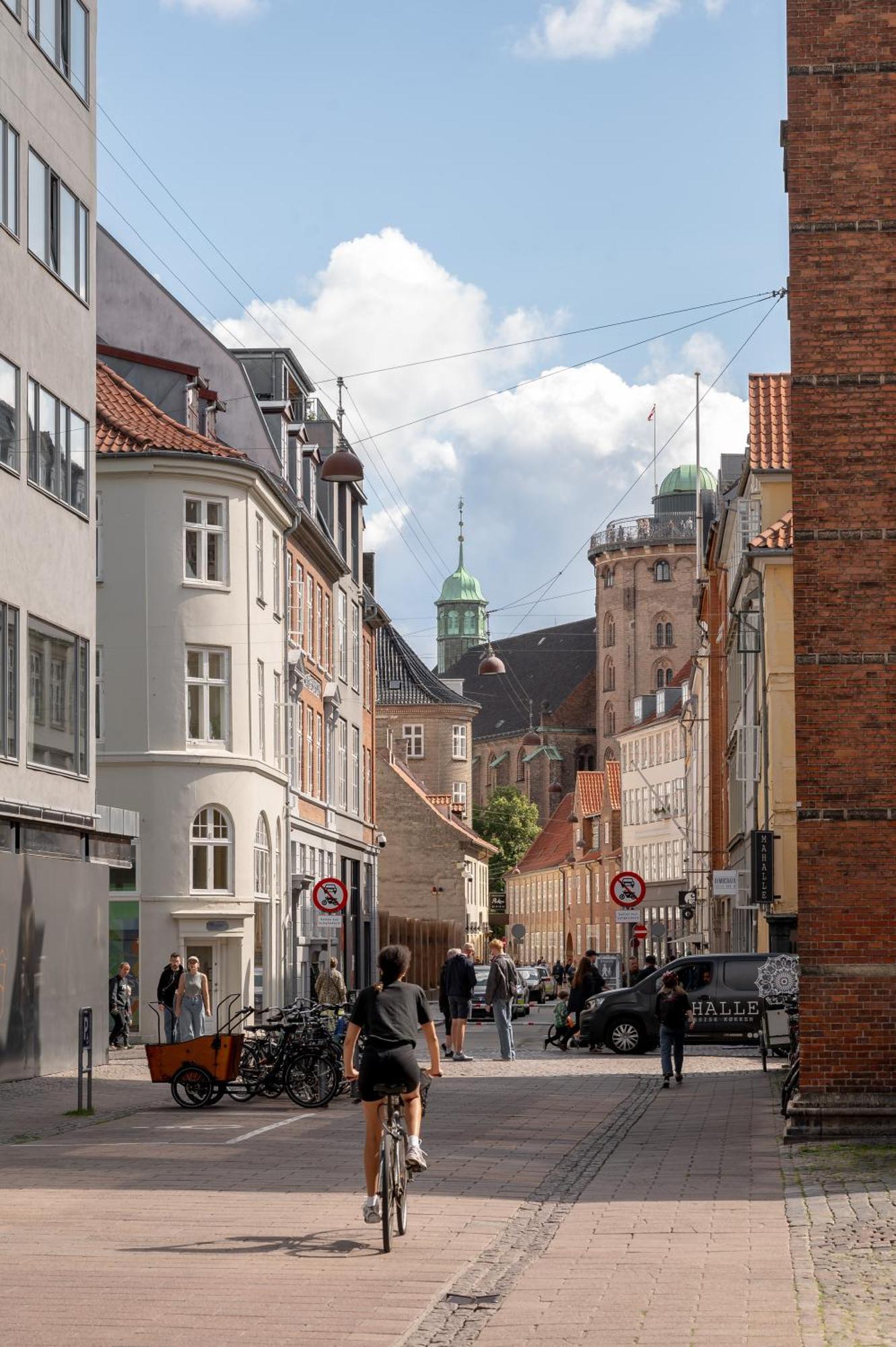 1 Hotel Copenaghen Esterno foto The street with the spire of the Church of Our Lady in the background
